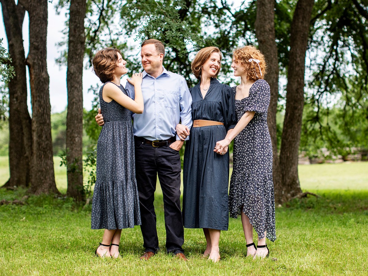 Quick Tips for Posing Families with Older&nbsp;Kids