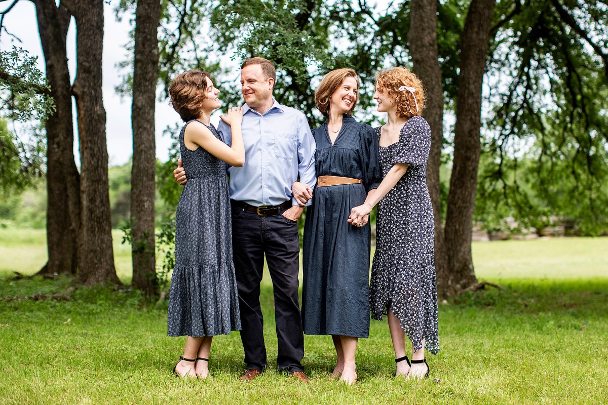 Quick Tips for Posing Families with Older&nbsp;Kids